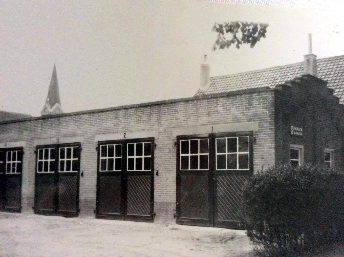 6.1929 kerk op achtergrond