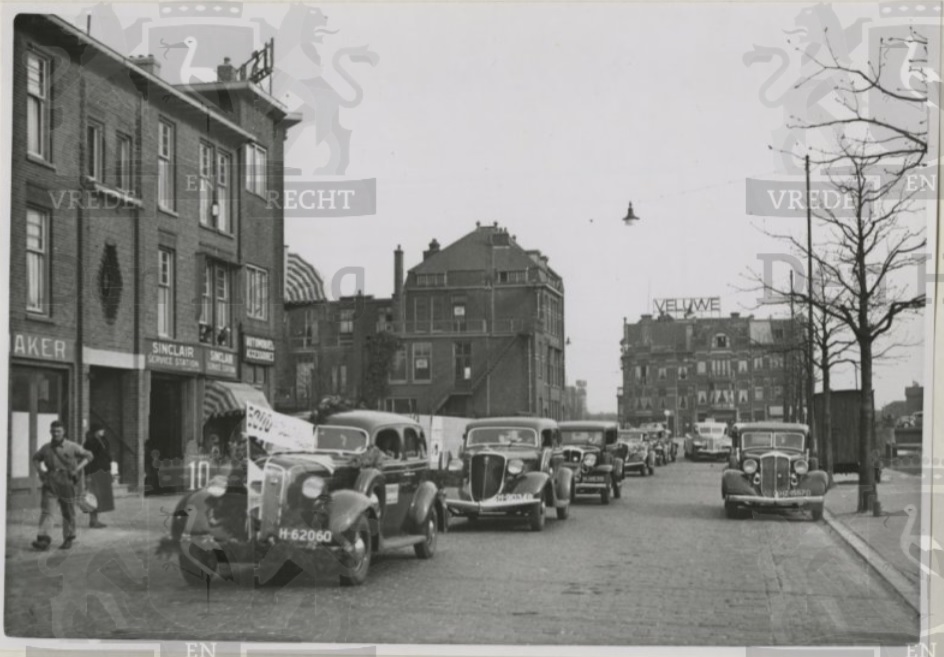 Pletterijkade gezien naar de Weteringkade voorop rijdt de zesduizendste geimporteerde versierde Studebaker Haags Gemeente Archief
