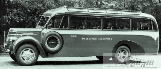 n de periode 1945-1957 heeft Jac Met ongeveer 50 autobussen van een carrosserie voorzien en is daarmee een flinke "middenmoter" in de Nederlandse busbouwwereld. Foto rechts een autobus voor "Marnedienst" in Zoutkamp, in het voorjaar van 1953. Het chassis van de bus is een International D30B.  (foto bus & tekst Albert van Huizen)