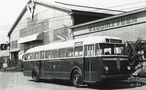 Trolleybus voor de fabriek van Verheul in Waddinxveen 1949