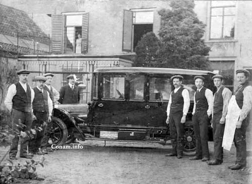 donderwinkel 6 Het personeel van Donderwinkel met een eerste autobus