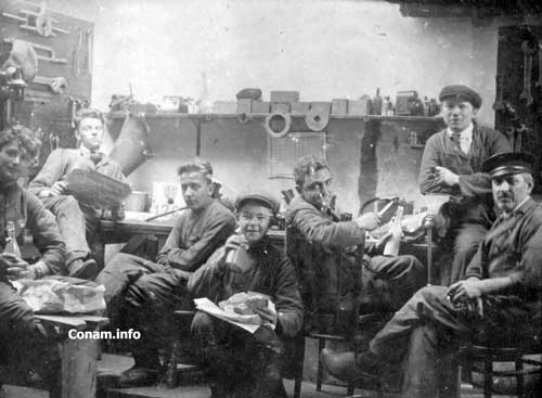 Messel Werkplaats 5e van links J.B. Schmitt